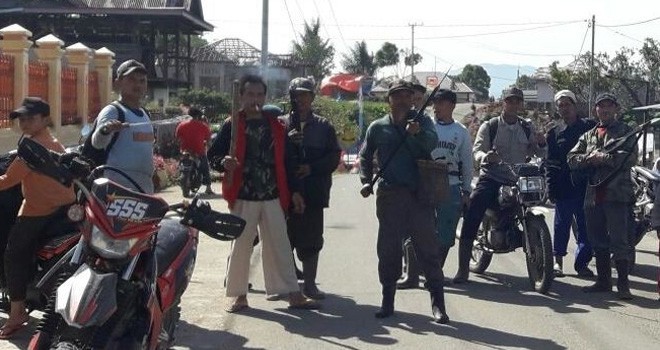 Warga desa Renah Alai siap siaga. 