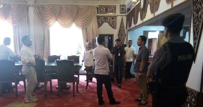 Rumah Dinas Gubernur Jambi saat digledah oleh KPK.