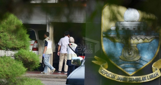 Tim KPK saat menggledah Rumah Dinas Gubernur Jambi Zumi Zola. Foto : M Ridwan / Jambi Ekspres