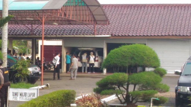 Tim KPK saat Penggeledahan Rumdis Gubernur Jambi.