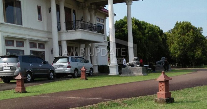 Tim KPK saat menggledah Villa Keluarga Zumi Zola di Tanjabtim.