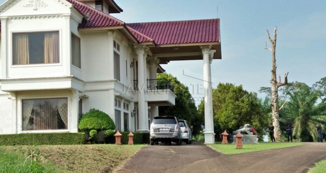 Tim KPK saat menggledah Villa Keluarga Zumi Zola di Tanjabtim.