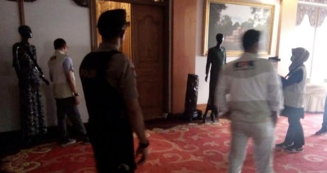 Tim KPK saat Penggeledahan Rumdis Gubernur Jambi.