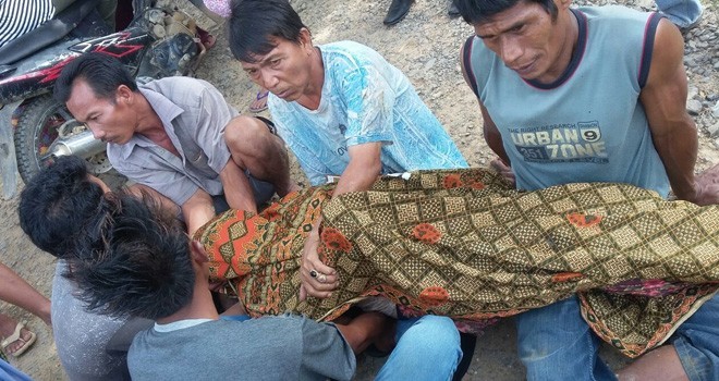 Dina Wulandari saat dievakuasi warga.