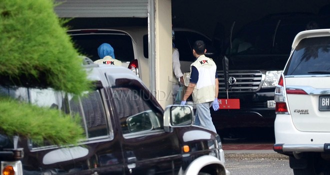 Penyidik KPK saat melakukan penggeledahan di rumah dinas Gubernur Jambi Zumi Zola di Jl Sultan Thaha, Pasar Jambi, kemarin siang (31/1). Foto : M Ridwan / Jambi Ekspres