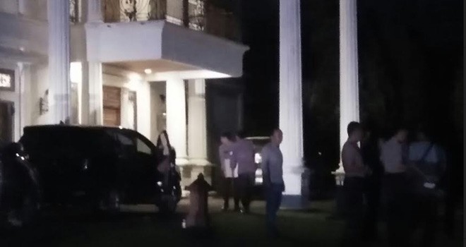 Tim KPK saat membawa mesin penghituang uang ke Villa Keluarga Zumi Zola di Tanjabtim.