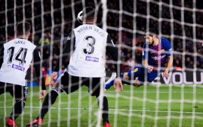 Luis Suarez mencetak gol ke gawang Valencia lewat sundulan usai menerima umpan silang dari Lionel Messi. Barcelona menang 1-0 pada leg pertama semifinal Copa del Rey 2017-2018 (Twitter@OptaJose)