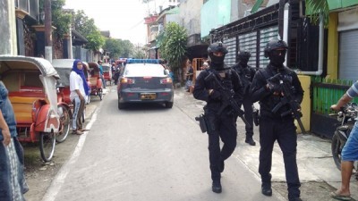 Penangkapan warga terduga teroris oleh personel Densus di Semanggi, Pasarkliwon, Solo, Minggu (4/2). (Ari Purnomo/JawaPos.com)