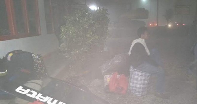 Terlihat salah satu penumpang istirahat setelah mobil terbalik.