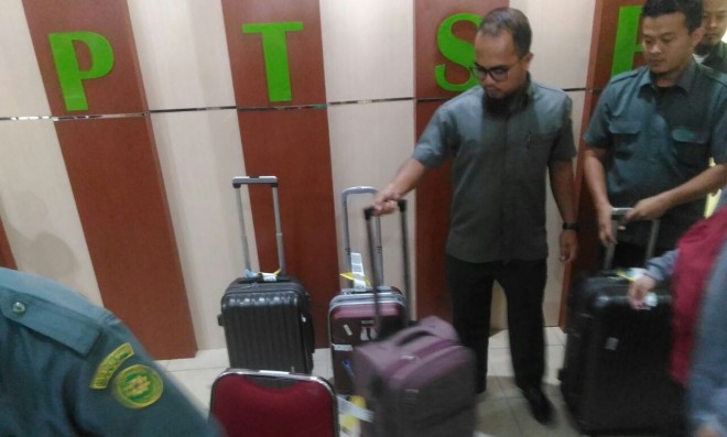 JPU KPK Bawa Empat Koper Berkas Perkara Tiga Tersangka.