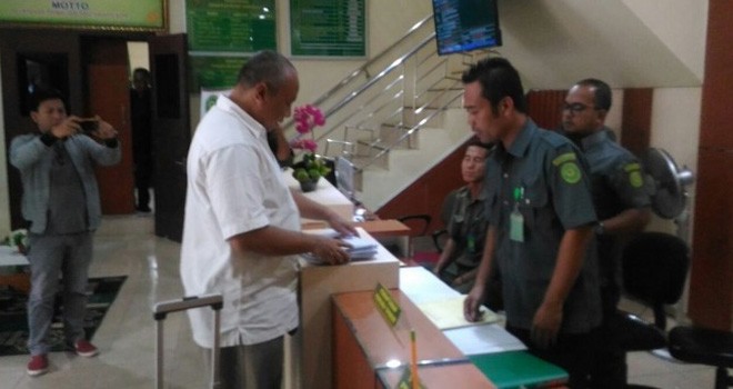 Feby Dwiyandospendi saat memberikan berkas Perkara Erwan Cs.