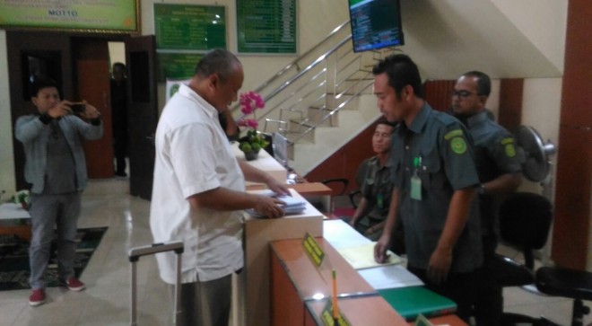 JPU KPK Febu Dwiyandosfendi saat menyerahkan berkas pelimpahan. 