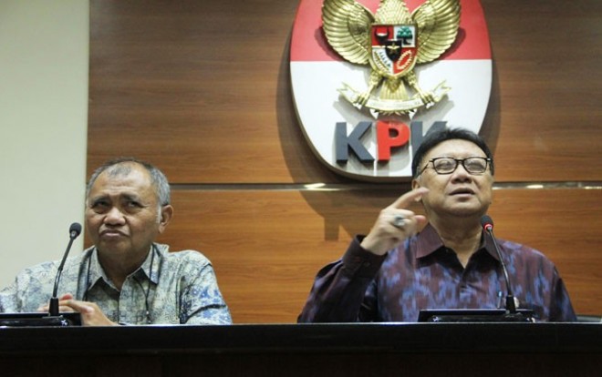 Mendagri Tjahjo Kumolo, saat menggelar konferensi pers bersama Ketua KPK Agus Raharjo beberapa waktu lalu. (Dery Ridwansyah/JawaPos.com)