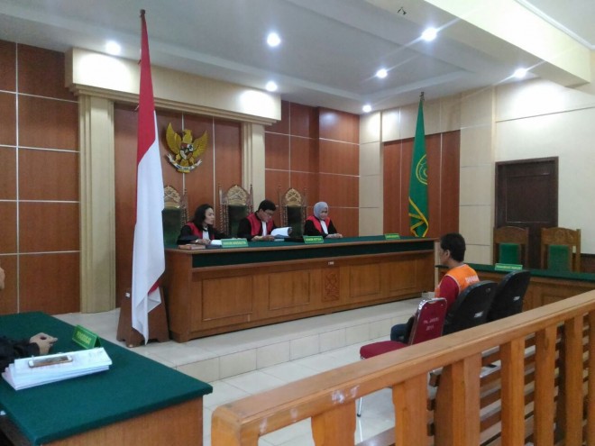Terdakwa Iwan bin Ahmad saat mendengarkan sidang tuntutan di Pengadilan Negeri Jambi, beberapa waktu lalu.  