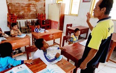 Iustrasi Guru di daerah saat mendidik anak-anak muridnya di kelas. (Radar Cirebon, JawaPos.com)