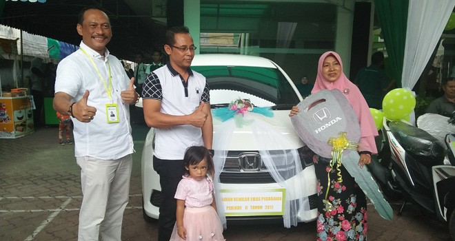 PT Pegadaian (Persero) Area Jambi menyerahkan hadiah kepada Nuraini, warga Lubuk Linggau.