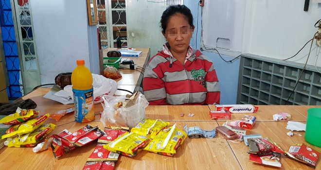 Seorang Ibu Rumah Tangga (IRT), selundupkan narkotika jenis sabu ke dalam Lembaga Pemasyarakatan (Lapas) Klas IIA Jambi. 