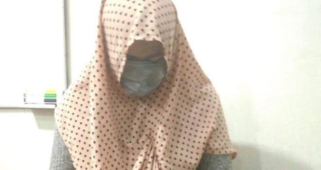 Tersangka AN, saat diamankan di Polres Batanghari, Senin (12/2).