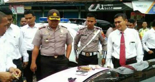 Anggota Polres Sarolangun saat menemukan barang bukti sabu dan senpi dengan puluhan butir amunisi di Kota Sarolangun, Senin (12/2).