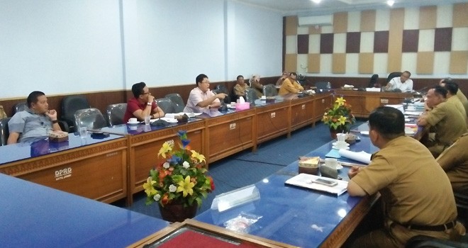 Hearing di ruang rapat B DPRD Kota Jambi dihadiri sejumlah anggota komisi I DPRD.