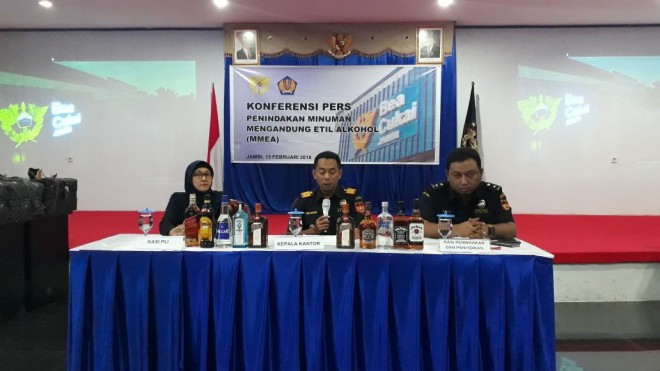 Bea Cuka Jambi Amankan Ribuan Botol Miras Ilegal.
