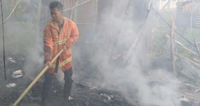 Sijago Merah Hanguskan Toko Warga Tebing Tinggi Kecamatan Pemayung.