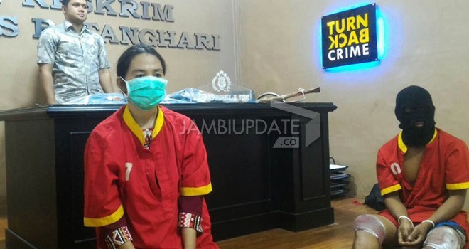 Tersangka Pasangan Selingkuh yang Menhabisi Azroi saat diamankan Polisi.