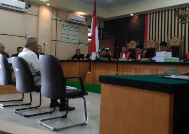 H Arfan saat mendengarkan dakwaan jaksa di PN Tipikor Jambi (14/2)