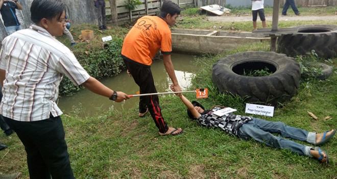 Reka Ulang Pemerkosaan dan Pembunuhan Terhadap Dina yang Ditenggelam ke Sungai Batanghari.
