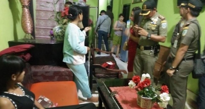 Tim gabungan Satuan Polisi Pamong Praja (Satpol PP) Kota Jambi bersama TNI Polri kembali melakukan penertiban penyakit masyarakat, malam ini (14/2).