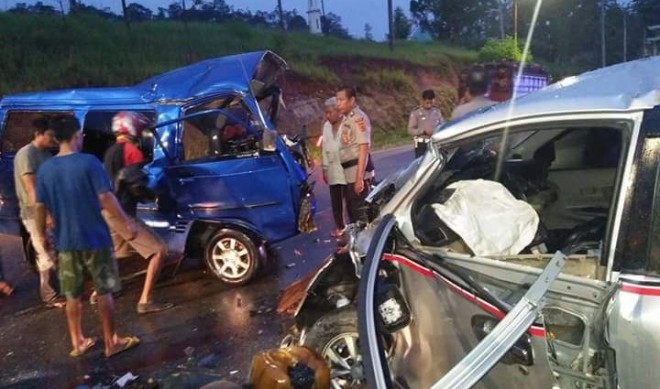 Avanza Vs Carry di Depan Masjid Baitul.