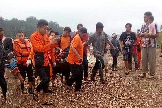 Tim Basarnas saat melakukan evakuasi  korban. Korban akhirnya ditemukan dalam kondisi tak bernyawa