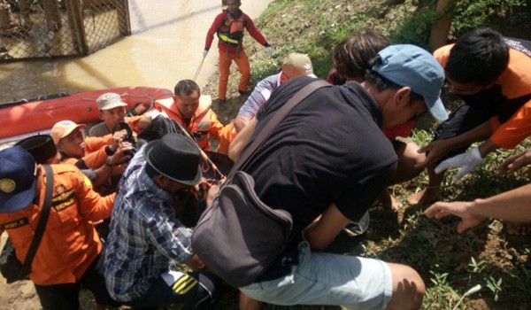 Petugas saat mengevakuasi korban tenggelam di Sungai Batanghari tepatnya di Kelurahan Kembang Paseban, Kecamatan Mersam, Kabupaten Batanghari, Minggu (18/2).