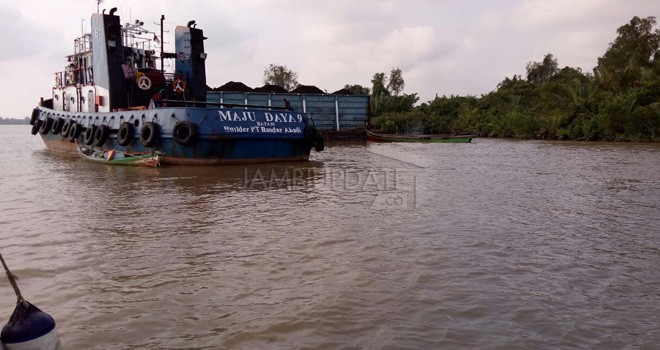 Tug Boat Maju Daya IX usai menabrak Dermaga Teluk Majelis, Kecamatan Kuala Jambi, Kabupaten Tanjab Timur, Senin (19/2). 