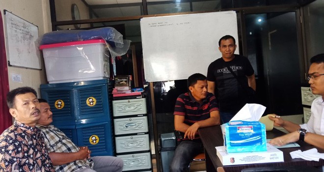 Ketua BPD dan tokoh masyarakat saat membuat laporan terhadap Rio Dusun Paku Aji ke Unit Tipikor Satreskrim Polres Bungo, Senin (19/2) lalu.