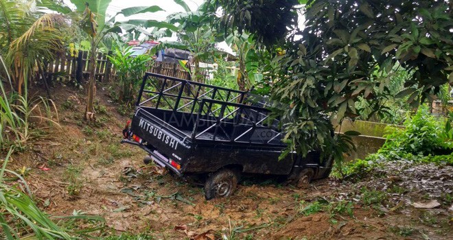 Mobil Pick Up jenis L300 BH 4349 XX yang dicuri terlihat nyungsep di samping rumah warga di RT 06, Desa Berembang, Kecamatan Berembang, Kabupaten Muarojambi, Selasa (20/2).