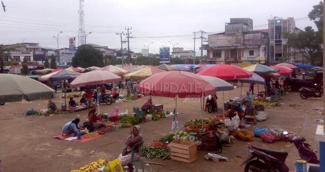 Kondisi parkiran Pasar Rakyat Type A yang digunakan pedagang berjualan