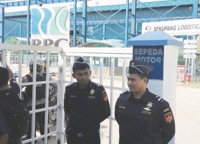 Petugas Bea Cukai Batam berjaga di depan pintu masuk menuju Pelabuhan Batam, Selasa (20/2). (Boni Bani/JawaPos.com)