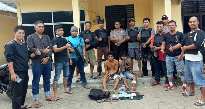 Dua tersangka saat diamankan di Polsek Bathin XXIV, Rabu (21/02).