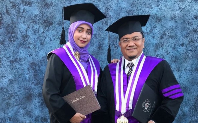 Dr Maulana bersama istri istri dokter Nadiyah.