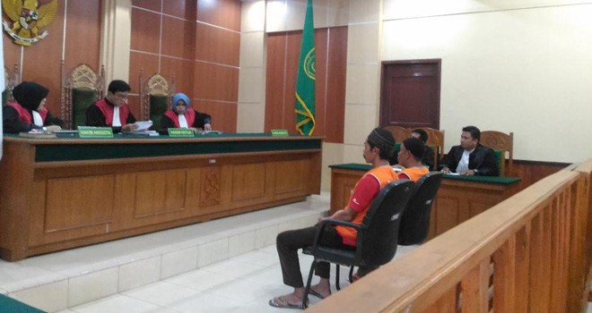 Dua pemburu Harimau Sumatera, Poniman dan Narsum, Kamis (22/2) saat menjalani sidang vonis di Pengadilan Negeri Jambi.