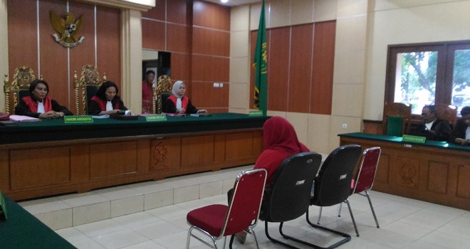 Dokter Trisna Utami saat mendengarkan vonis hakim di Pengadilan Negeri Jambi, Kamis (22/2).      