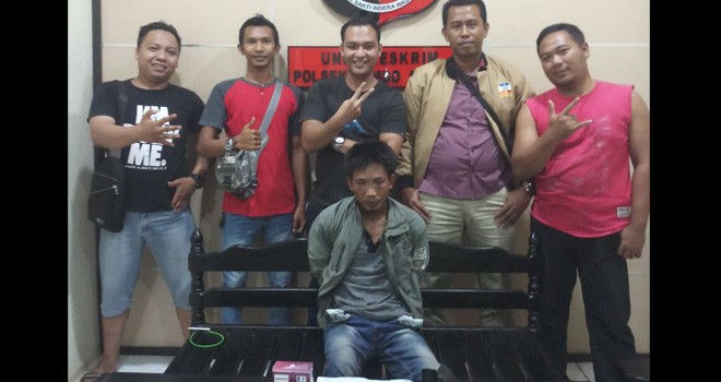 Tersangka Jumat saat diamankan di Mapolsek Rimbo Bujang, Rabu malam (21/2).