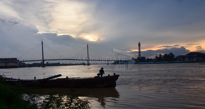 Sepakan ini hujan terus melanda di Provinsi Jambi. Ini masih akan terjadi sepekan kedepan pada sore hingga malam hari. Masyarakat diminta waspada angin kencang dan petir.