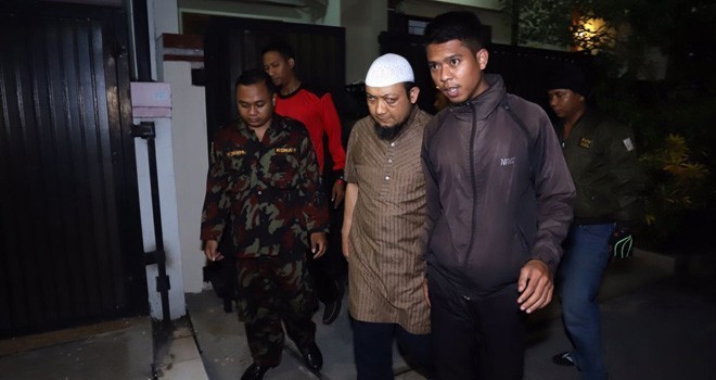 Novel Baswedan keluar dari rumahnya saat akan menunaikan salat Subuh berjamaah di Masjid Al-Ihsan. Novel dikawal ketat pihak keamanan KPK dan anggota Kesiapsiagaan Angkatan Muda Muhammadiyah (Kokam, Jumat (23/2) (Dery Ridwansyah/JawaPos.com)