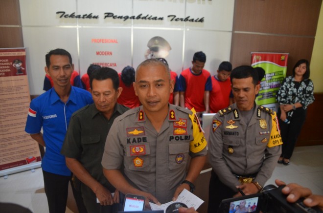 Kapolres Merangin, AKBP I Kade Utama, saat mengekspose penangkapan 7 pelaku penyalahgunaan narkotika di Mapolres Merangin, Jumat (23/2) lalu.   