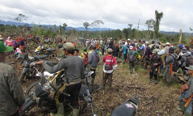 Ratusan warga Desa Renah Alai, Kecamatan Jangkat, Kabupaten Merangin, saat mengepung para perambah di kawasan TNKS, beberapa waktu lalu.   