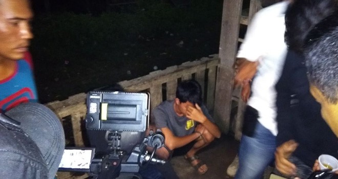 Salah seorang pengguna narkoba di saat diamankan anggota Ditresnarkoba Polda Jambi di kawasan Pulau Pandan, Sabtu (24/2) malam.