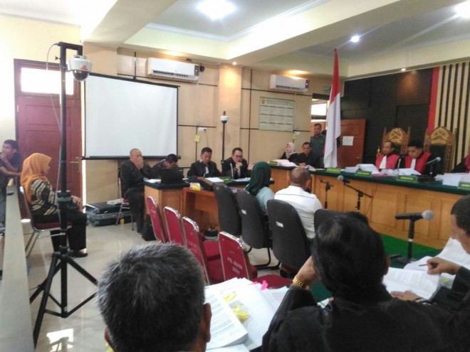 Para terdakwa membantah kesaksian yang disampaikan oleh Syahbandar dan Yanti 