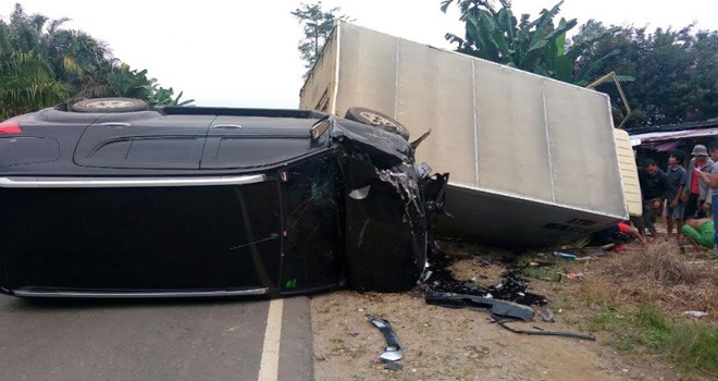 Mini Bus Beradu yang beradu Kambing dengan Truk.